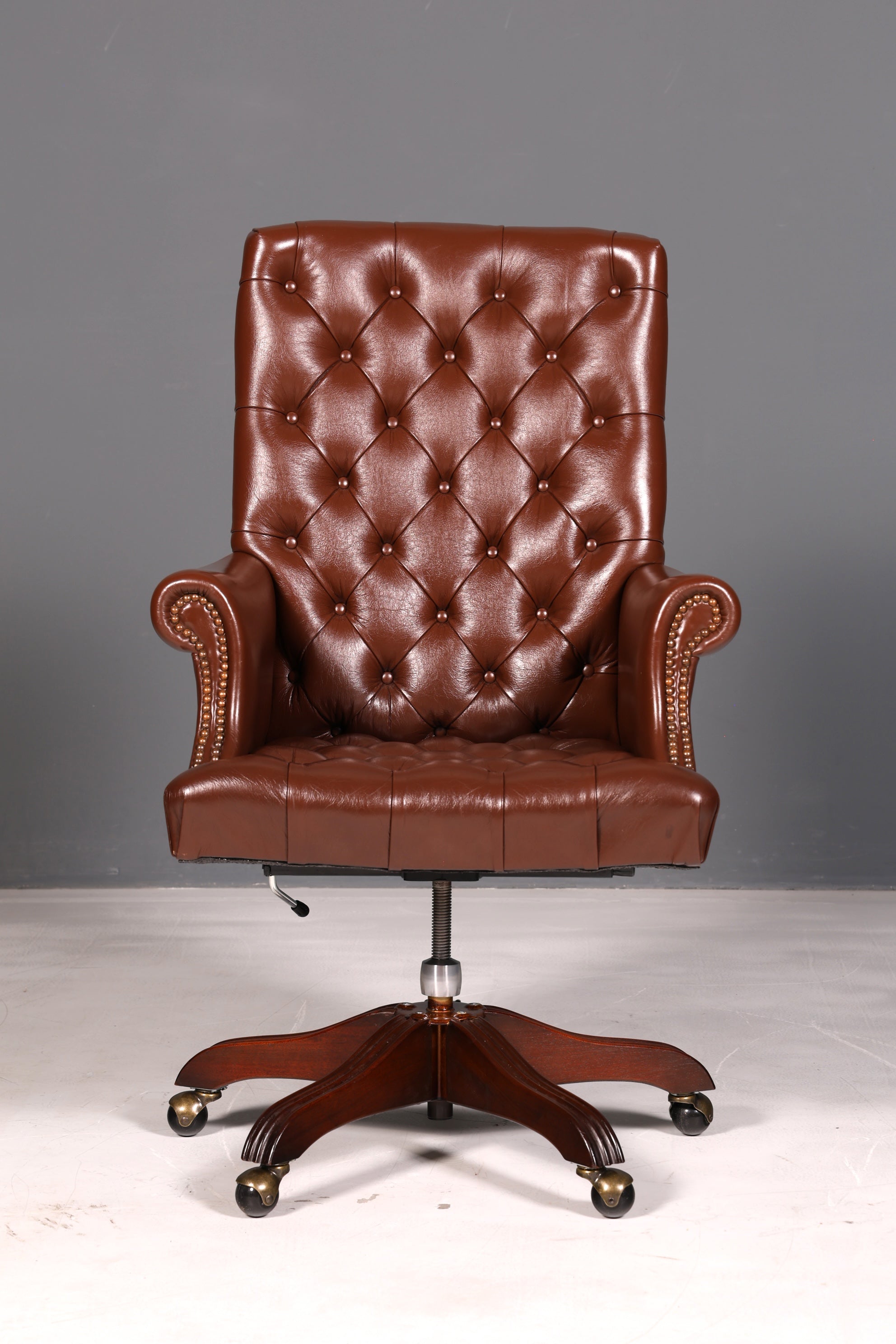 Elegante Chesterfield-directiestoel, bureaustoel van echt leer, bruin, draaistoel, werkstoel, kantoorstoel