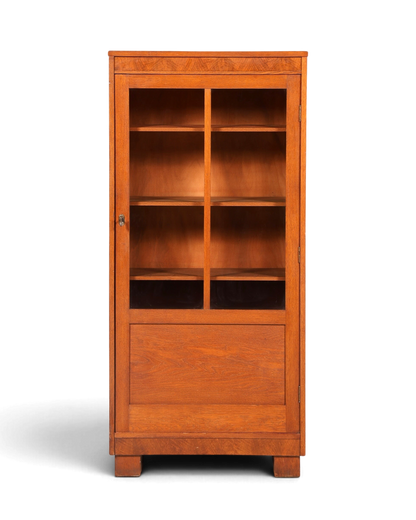 Hauptstadt Möblerei Jugendstil Vitrine aus massiver Eiche mit verglaster Tür und höhenverstellbaren Regalböden