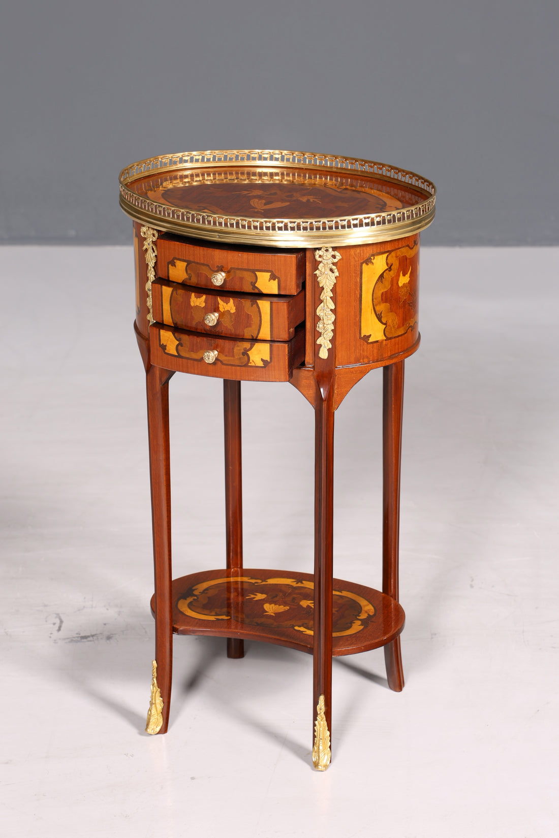 Wunderschöner Barock Louis XV Stil Beistelltisch Ablagetisch massiv Kommode Antik Stil