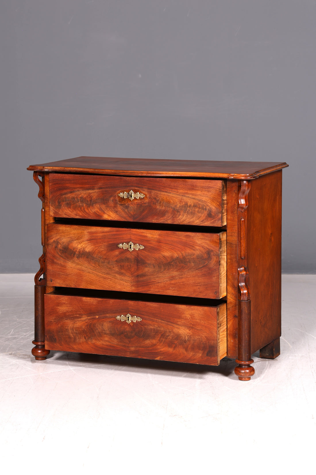 Prachtige Louis Philippe Ladekast Notenhout Gründerzeit Dressoir circa 1880 Ladekast Antiek Wasgoedkast