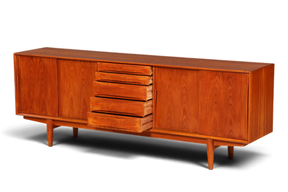 Hauptstadt Möblerei Dyrlund Sideboard aus Teakholz im Mid-Century-Design mit Schiebetüren und mittigen Schubladen
