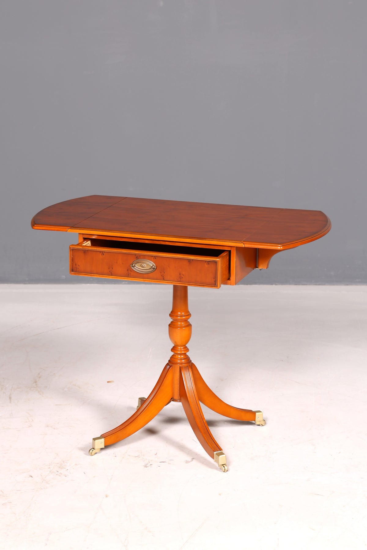Prachtige originele Heldense bijzettafel van taxushout, klaptafel, opbergtafel, ladekast, telefoontafel