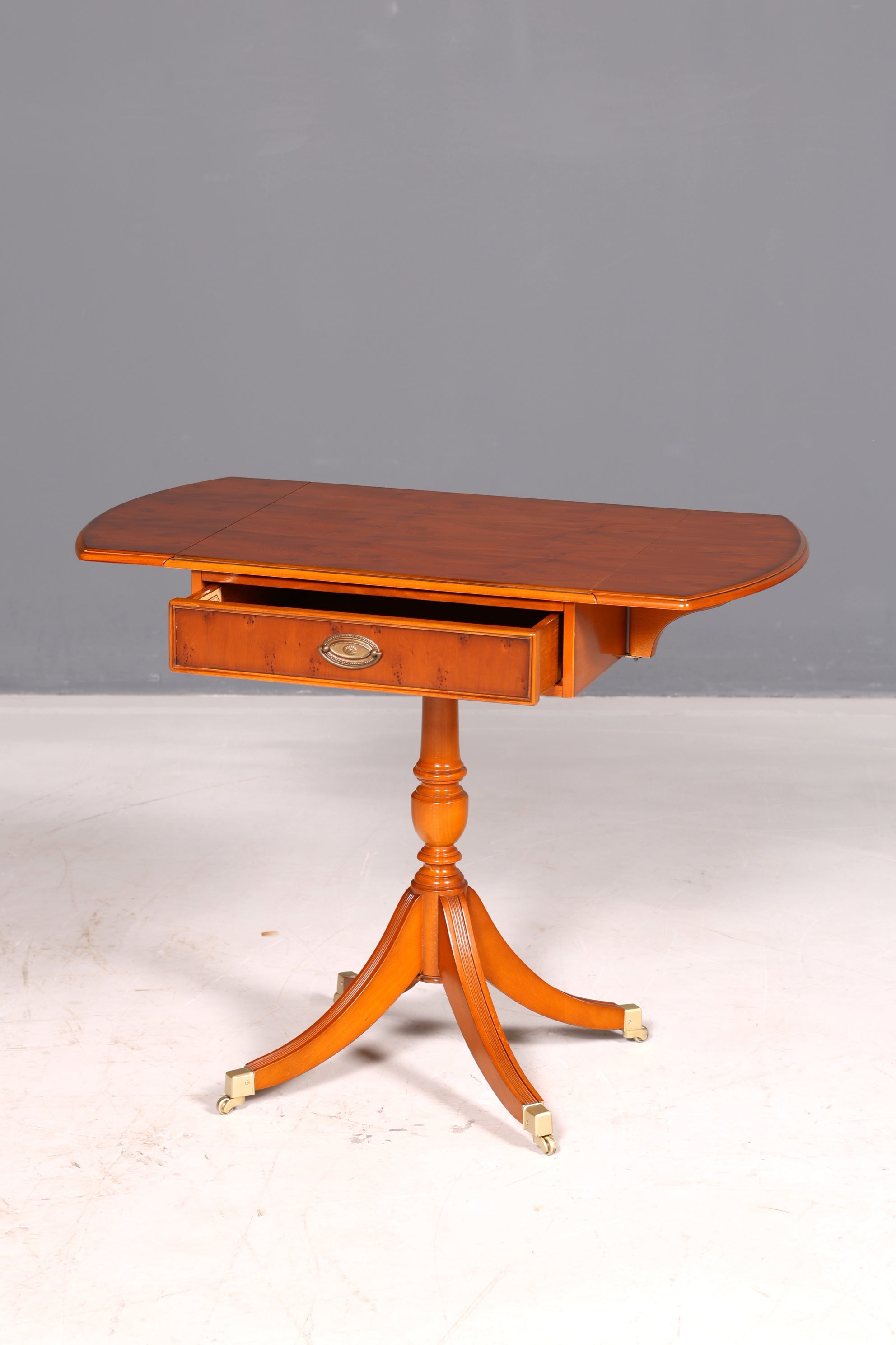 Prachtige originele Heldense bijzettafel van taxushout, klaptafel, opbergtafel, ladekast, telefoontafel