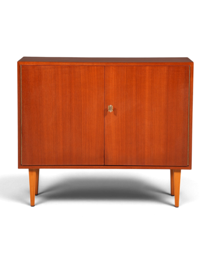 Hauptstadt Möblerei Mid-Century Kommode aus Teakholz im dänischen Retro-Design mit zwei Türen und schmalen Beinen