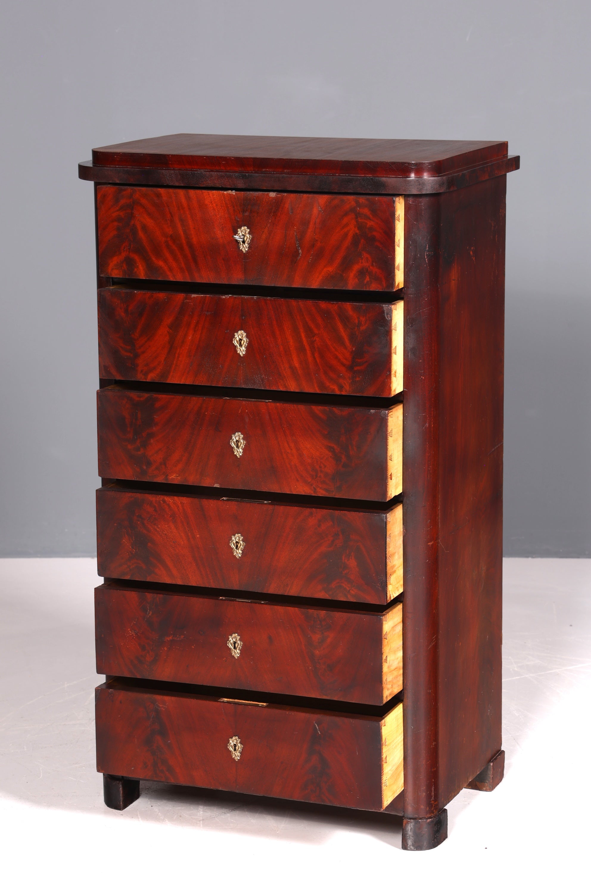 Beautiful Louis Philippe chiffonier circa 1880, Gründerzeit (late 19th-century) vertiko cabinet, Semainier