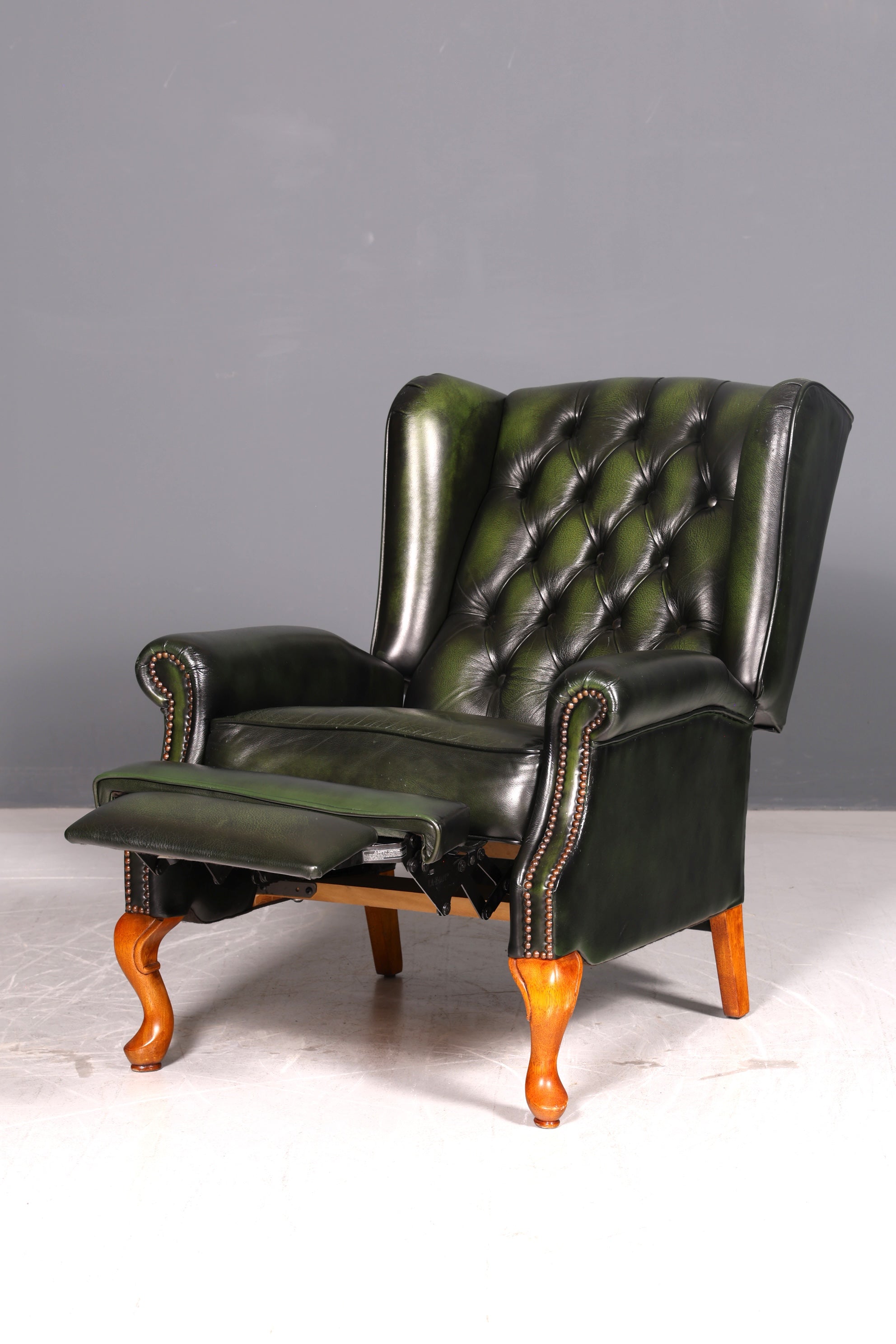 Original Chesterfield Queen Anne Ohrenbackensessel Grün Englisch Leder Herrensessel UK Armlehnsessel Relaxsessel