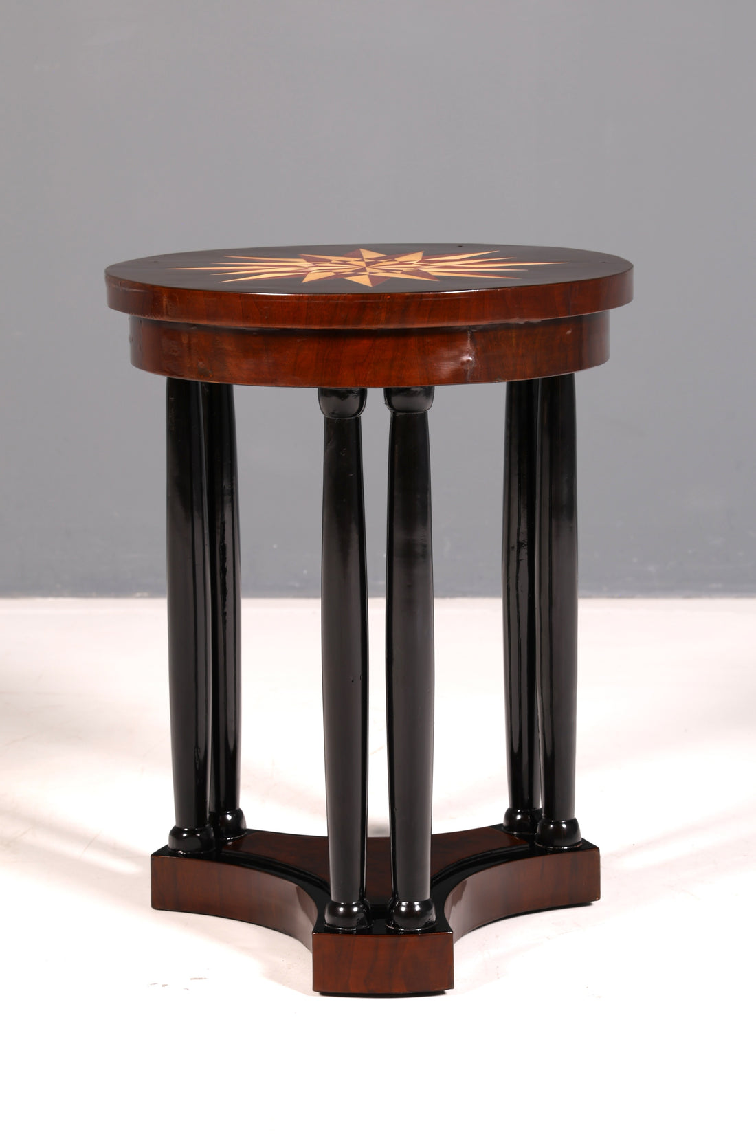 Prachtige tafel in art-decostijl, luxe salontafel, bijzettafel, ronde tafel van echt hout, vintage