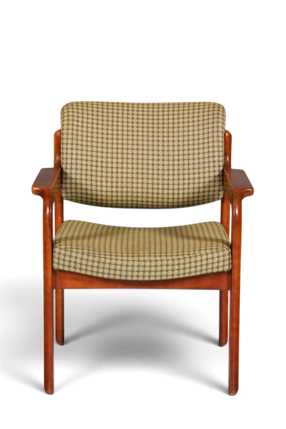 Hauptstadt Möblerei Mid Century Armlehnstuhl aus Holz mit gemustertem Stoffbezug in Vintage Optik