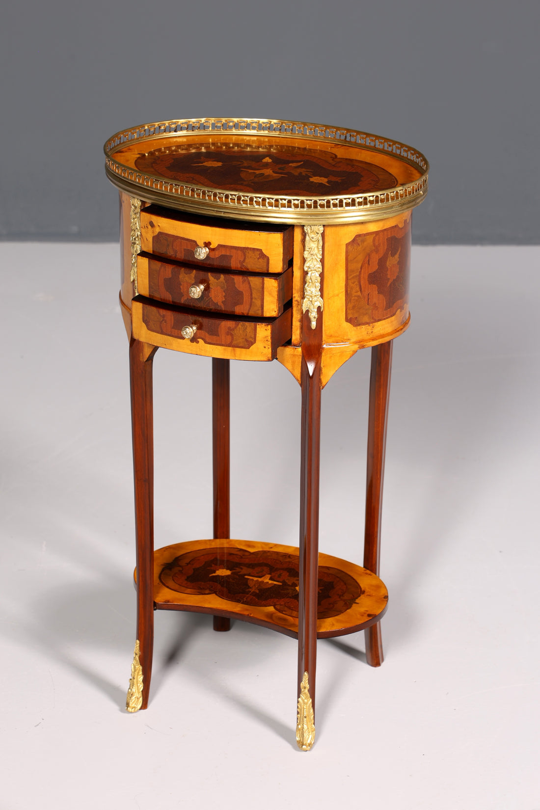 Traumhafter Barock Louis XV Stil Beistelltisch Ablagetisch massiv Kommode Antik Stil