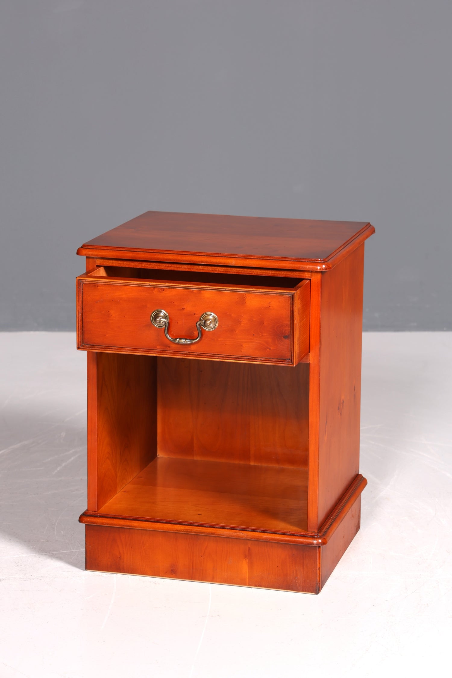 Wunderschöne Englische Kommode Eibe echt Holz Nachttisch Telefontisch Beistelltisch Ablagetisch