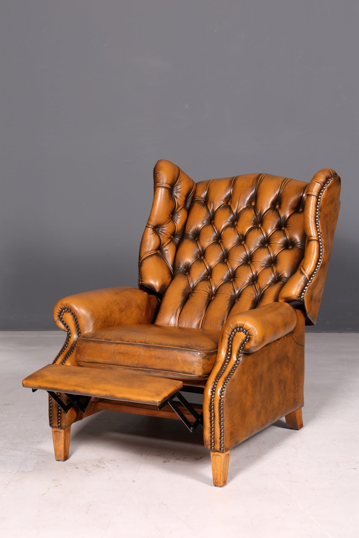 Prachtige originele Chesterfield-oorfauteuil van echt Engels leer, herenfauteuil, relaxfauteuil met ligfunctie, vintage