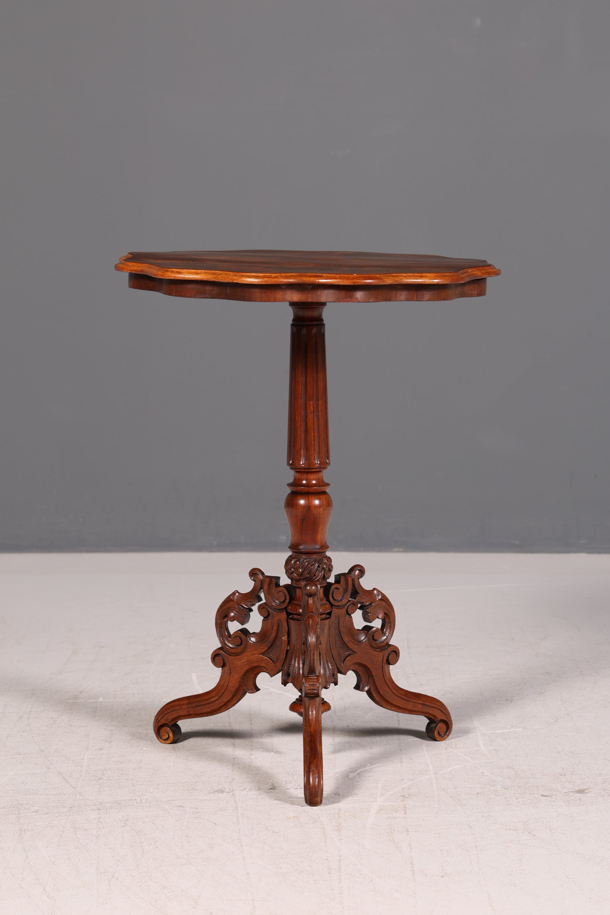 Filigraner Beistelltisch im Antik Stil Barock Ablagetisch Intarsien Beistelltisch Vintage Holz