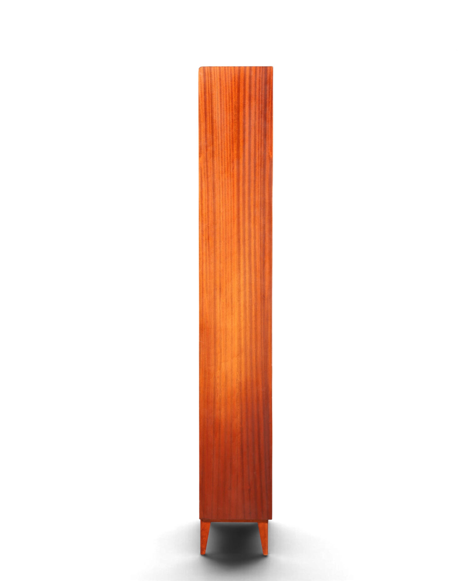 Hauptstadt Möblerei Mid Century Regal aus massivem Holz mit schmaler Silhouette und eleganter Maserung im 60er Stil