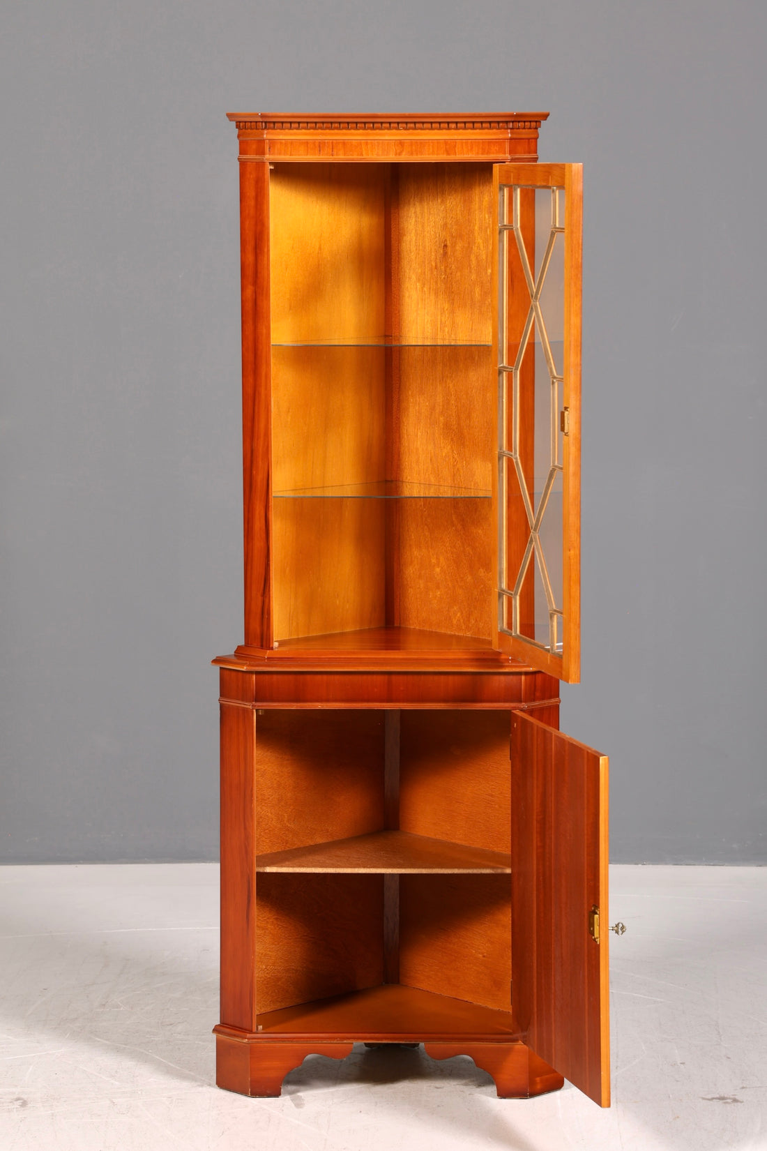 Prachtige Engelse Hoekvitrine Jaren 60 Taxus Kast Hoekkast Glasvitrine Vitrine Vintage