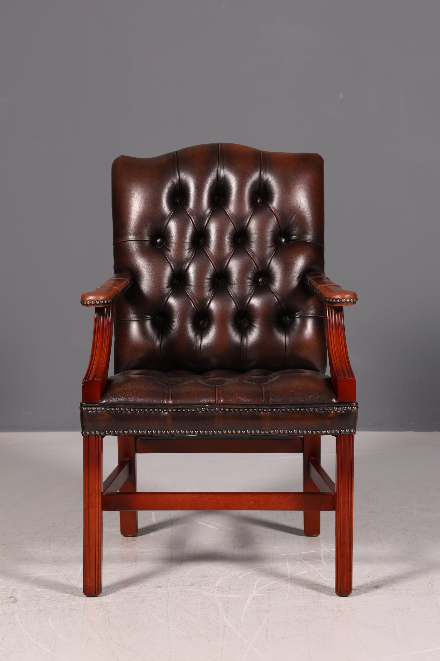 Wunderschöner Original Chesterfield Armlehnstuhl Braun Echt Leder Englisch Herrensessel Schreibtischstuhl Bürostuhl Antik