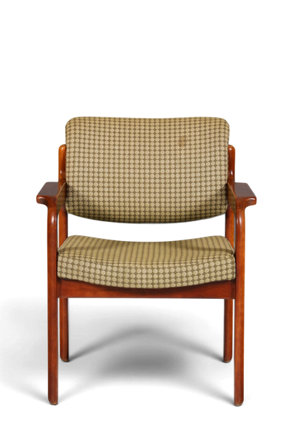 Hauptstadt Möblerei Mid-Century Armlehnstuhl aus Holz mit gemustertem Stoffbezug in Vintage-Optik