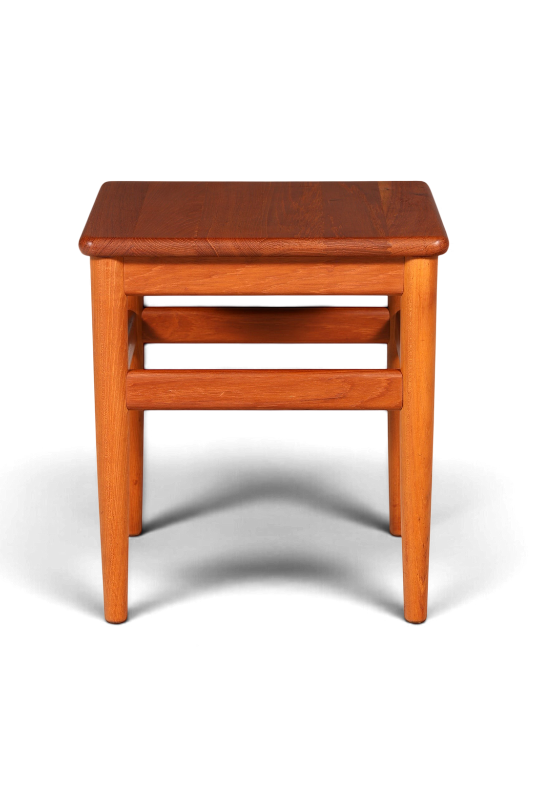 Hauptstadt Möblerei Mid-Century Beistelltisch aus massivem Teakholz im dänischen Design mit quadratischer Tischplatte