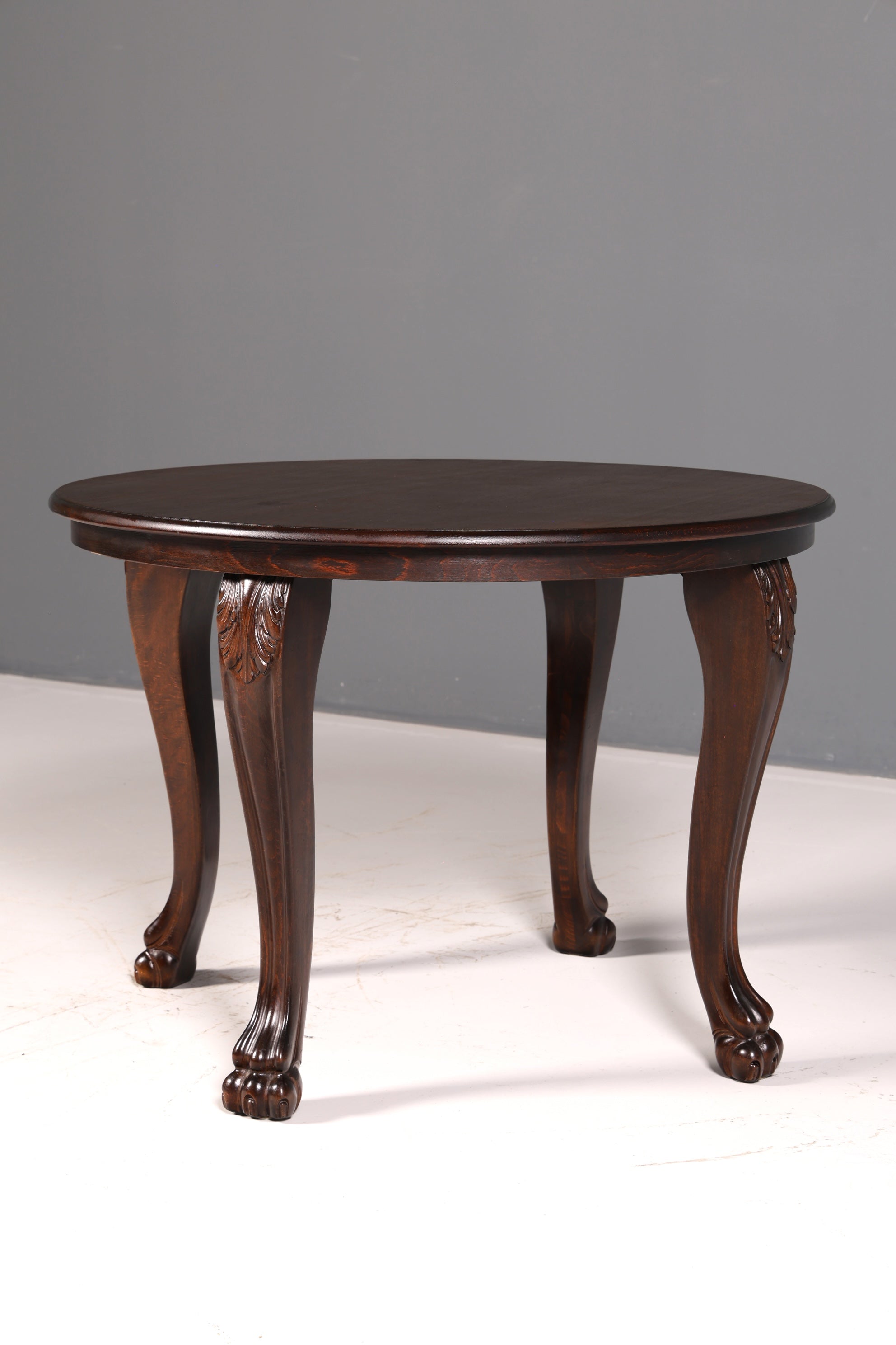 Prachtige neorenaissance-bijzettafel uit de Gründerzeit, ronde antieke salontafel van massief hout