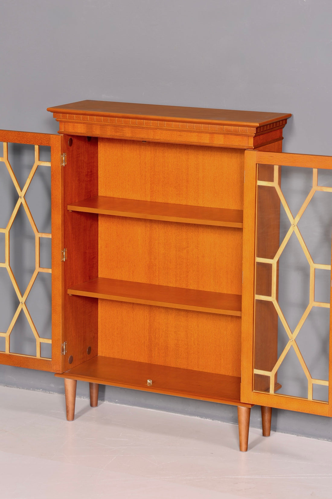 Prachtige Engelse Vitrine Taxus Boekenkast Glasvitrine 60s Vitrinekast Kast Vintage