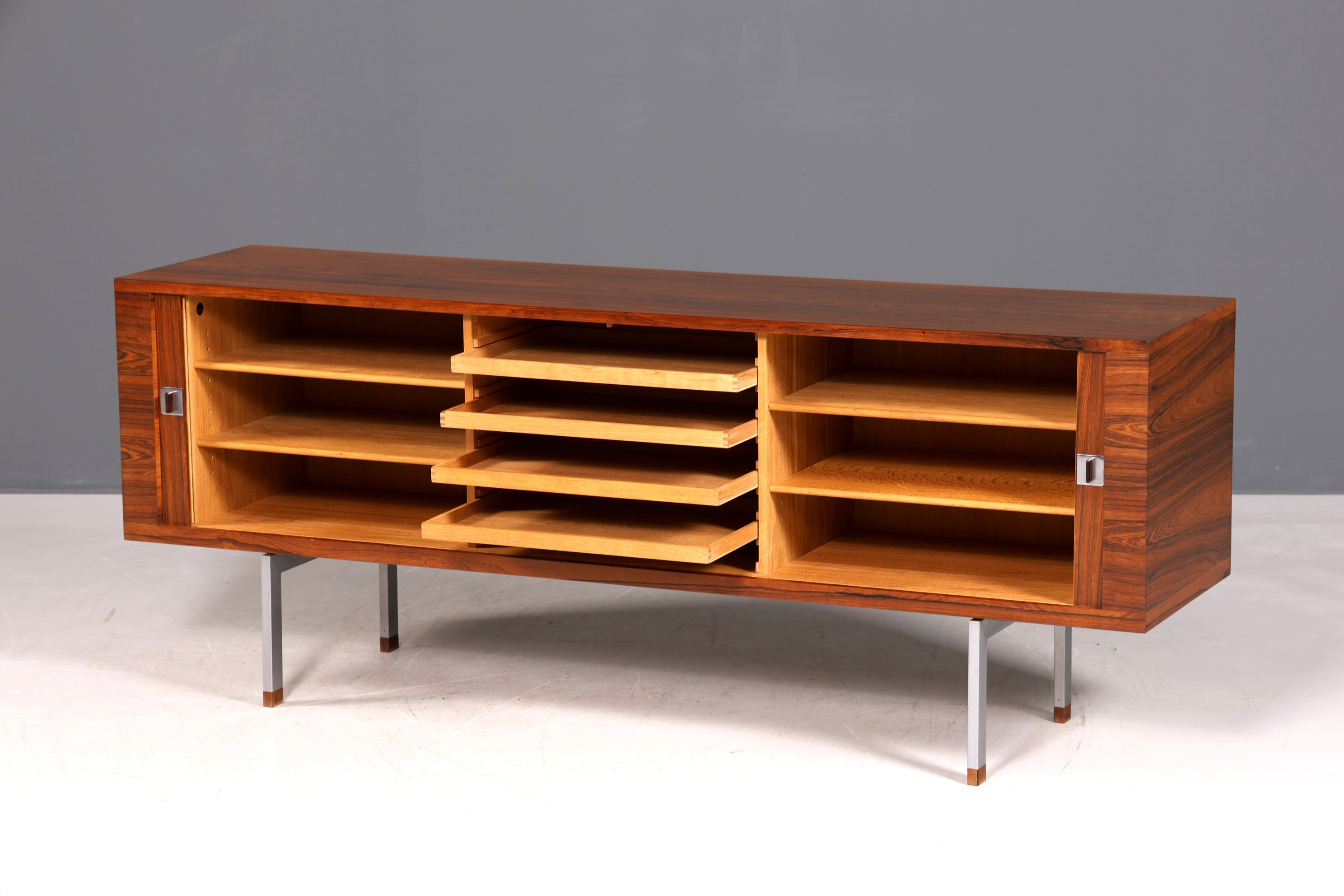 Beeindruckendes Original Hans J. Wegner für RY Møbler Modell RY 25 Sideboard Palisander Holz TV Kommode Vintage Schiebetür Schrank 2 von 2