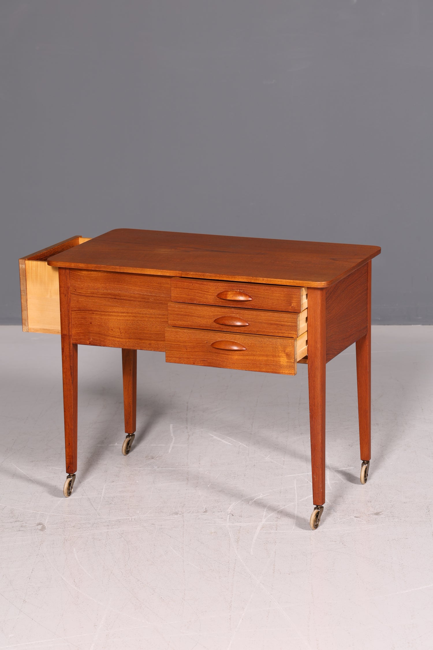 Wunderschöner Mid Century Beistelltisch Nähkasten Nähtisch Retro 60er Rolltisch Vintage Holz Skandinavisch