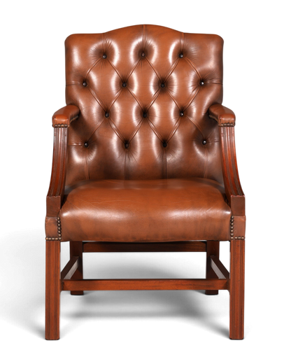 Hauptstadt Möblerei Chesterfield Armlehnstuhl aus braunem Echtleder mit klassischer Knopfheftung und Holzgestell