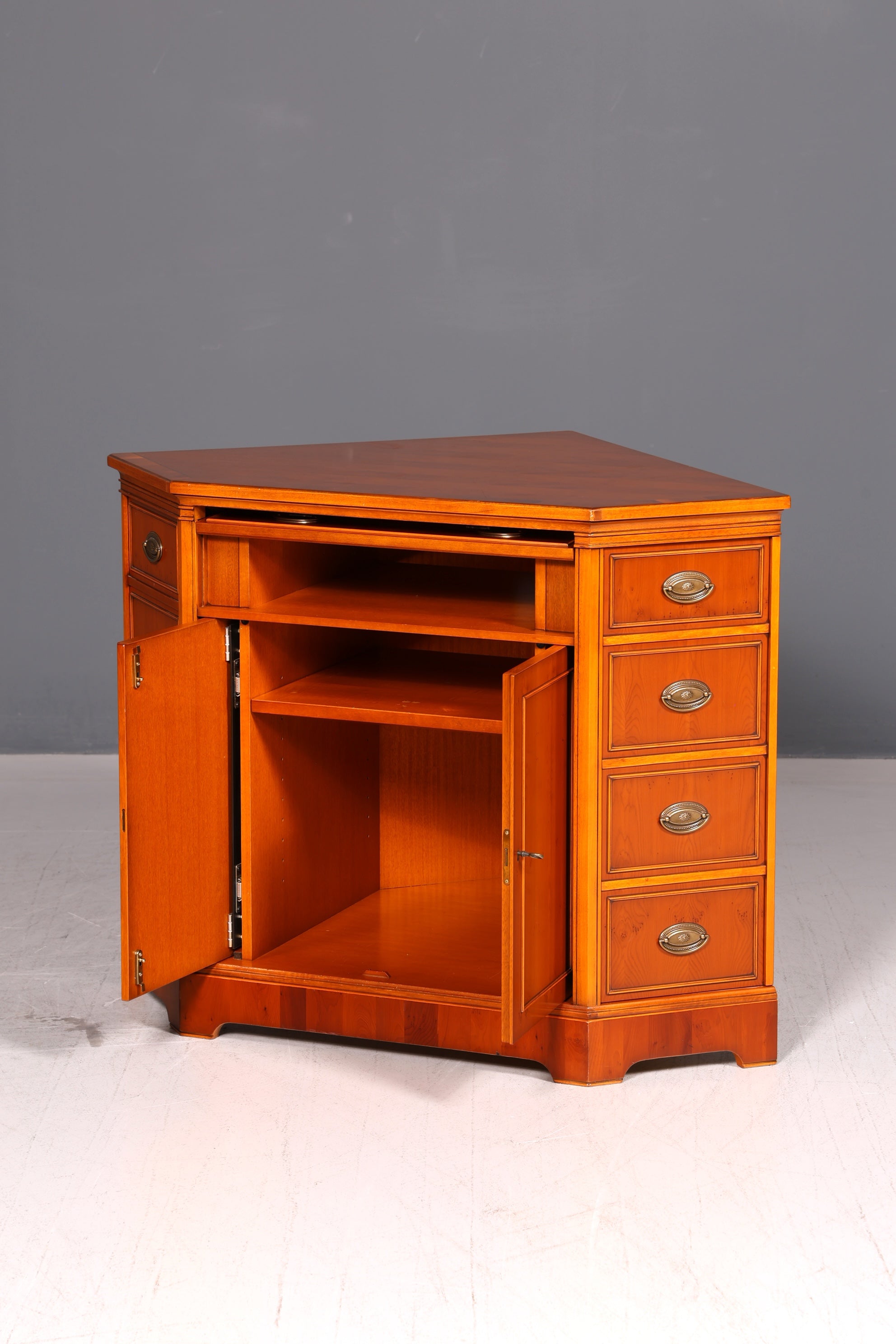 Edler Eckschrank der Marke Heldense Eibe Eckkommode Kommode Sideboard Schrank Antik Vintage