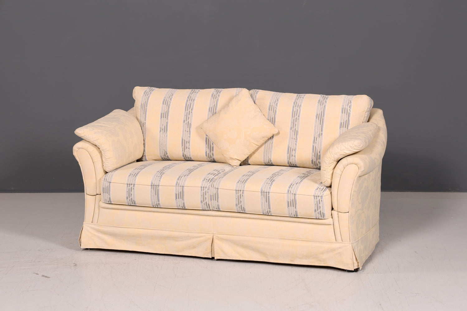 Wunderschönes Landhaus Sofa mit Hocker Englischer Stil Creme 2-Sitzer Couch Stoff Polstersofa Landhausstil Zweisitzer