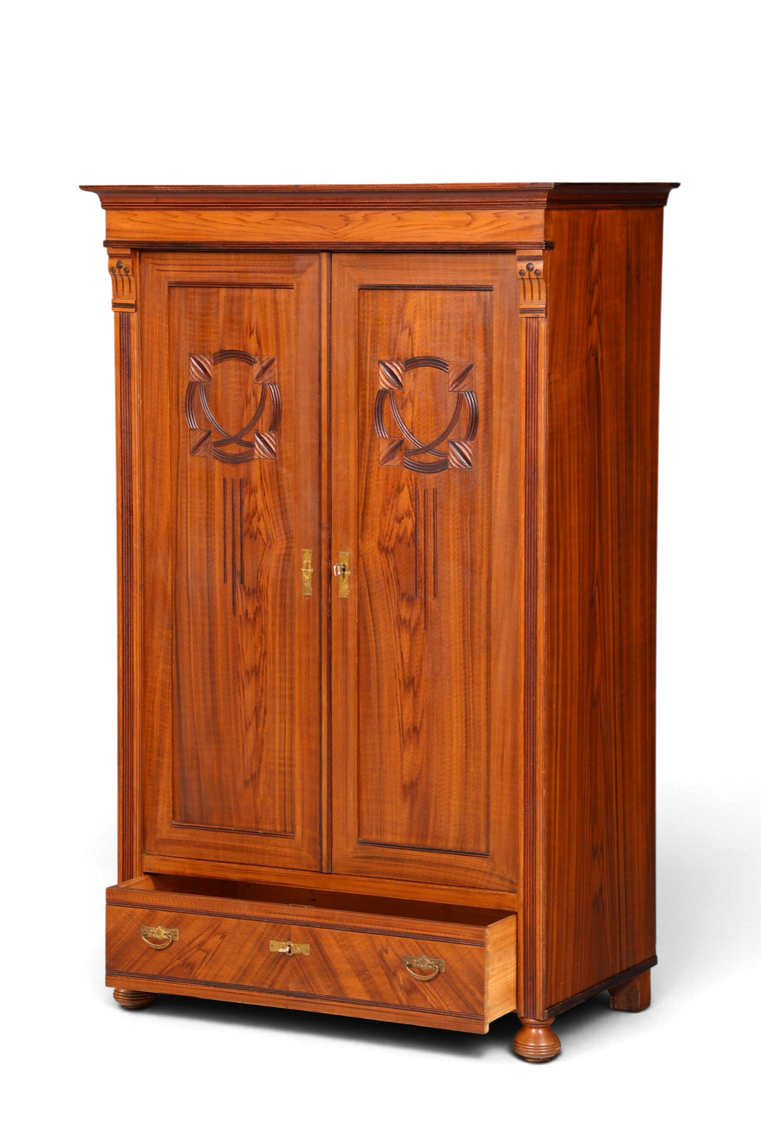Hauptstadt Möblerei Jugendstil Kleiderschrank aus massiver Eiche mit Schnitzereien und unterer Schublade