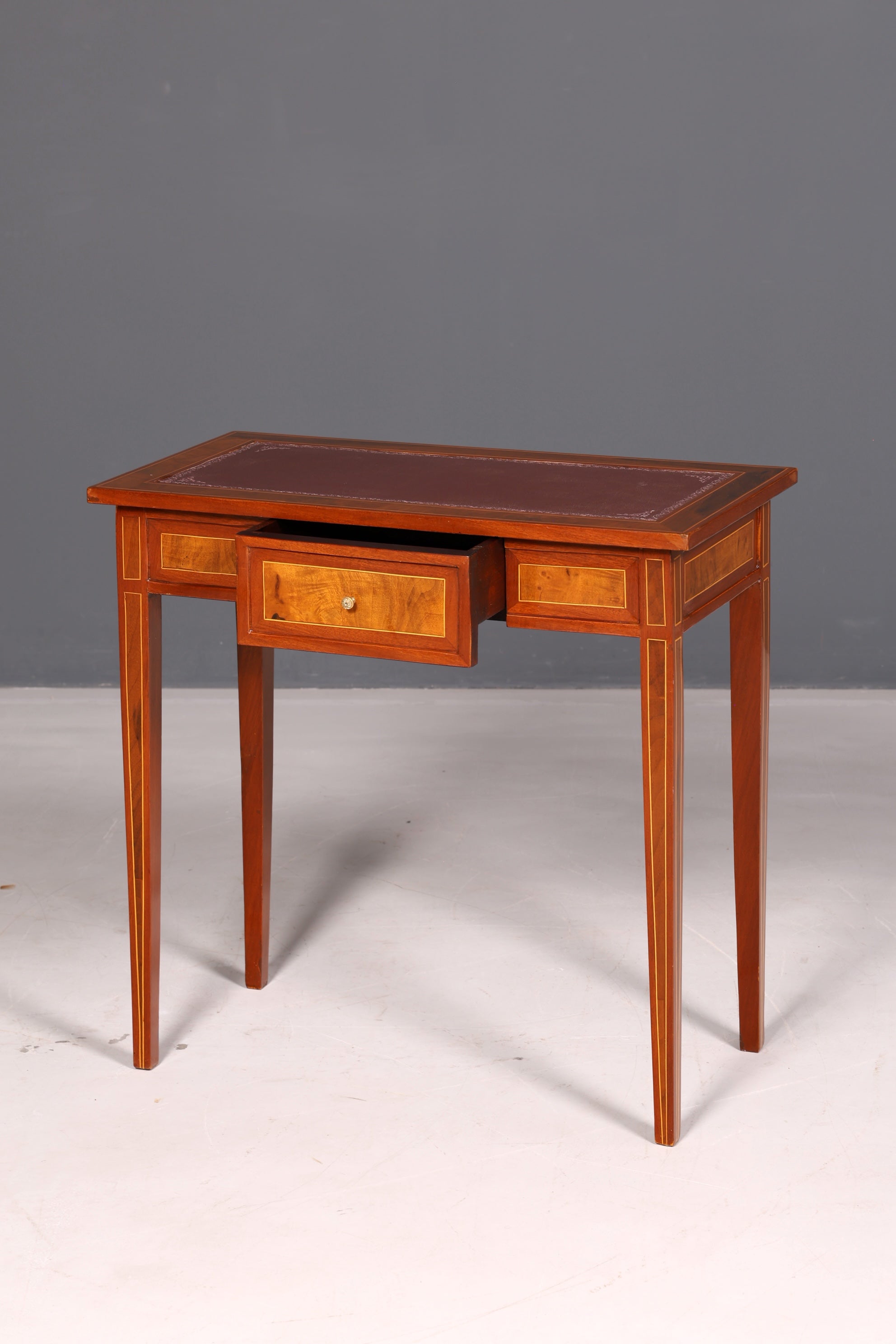Prachtige verfijnde schrijftafel in antieke Franse stijl, echt houten bureau, kantoortafel