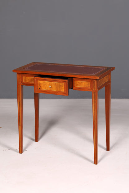 Prachtige verfijnde schrijftafel in antieke Franse stijl, echt houten bureau, kantoortafel