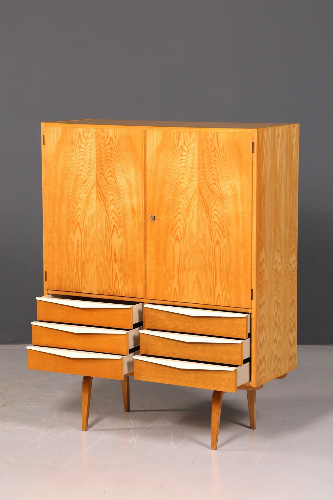 Prachtige Hellerau-kast model 427 Mid Century vintage archiefkast highboard vertiko linnenkast