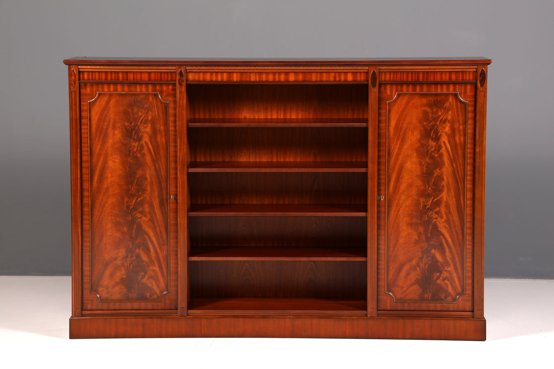 Prachtige boekenkast in Engelse stijl van mahoniehout, boekenplank en boekenrek, antiek vintage ontwerp