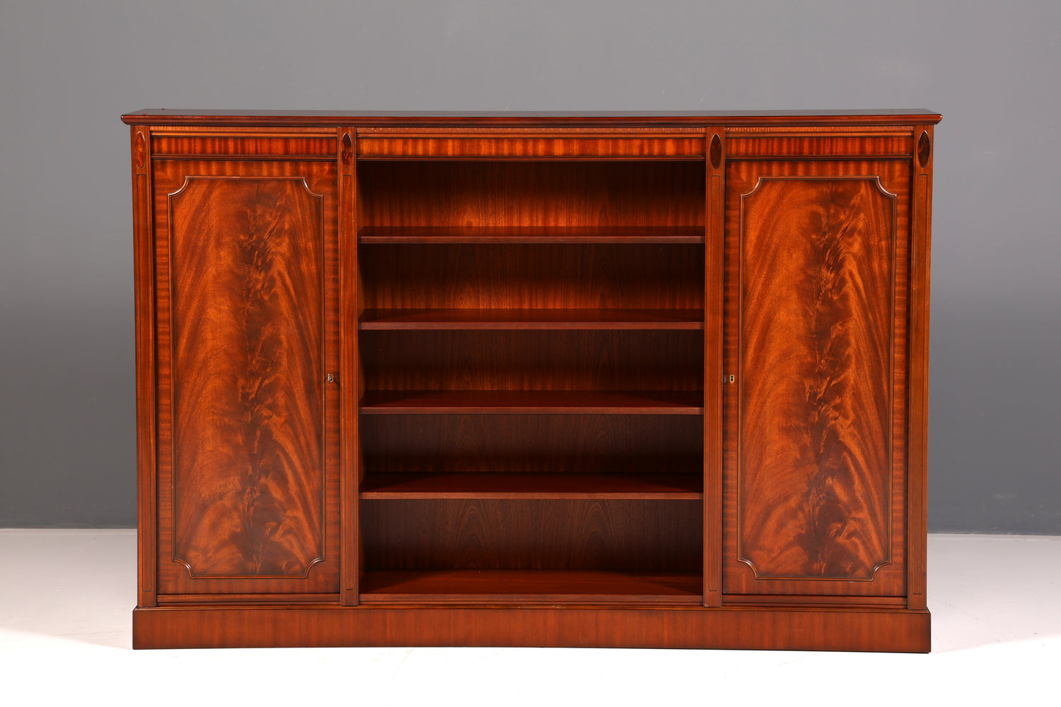 Prachtige boekenkast in Engelse stijl van mahoniehout, boekenplank en boekenrek, antiek vintage ontwerp