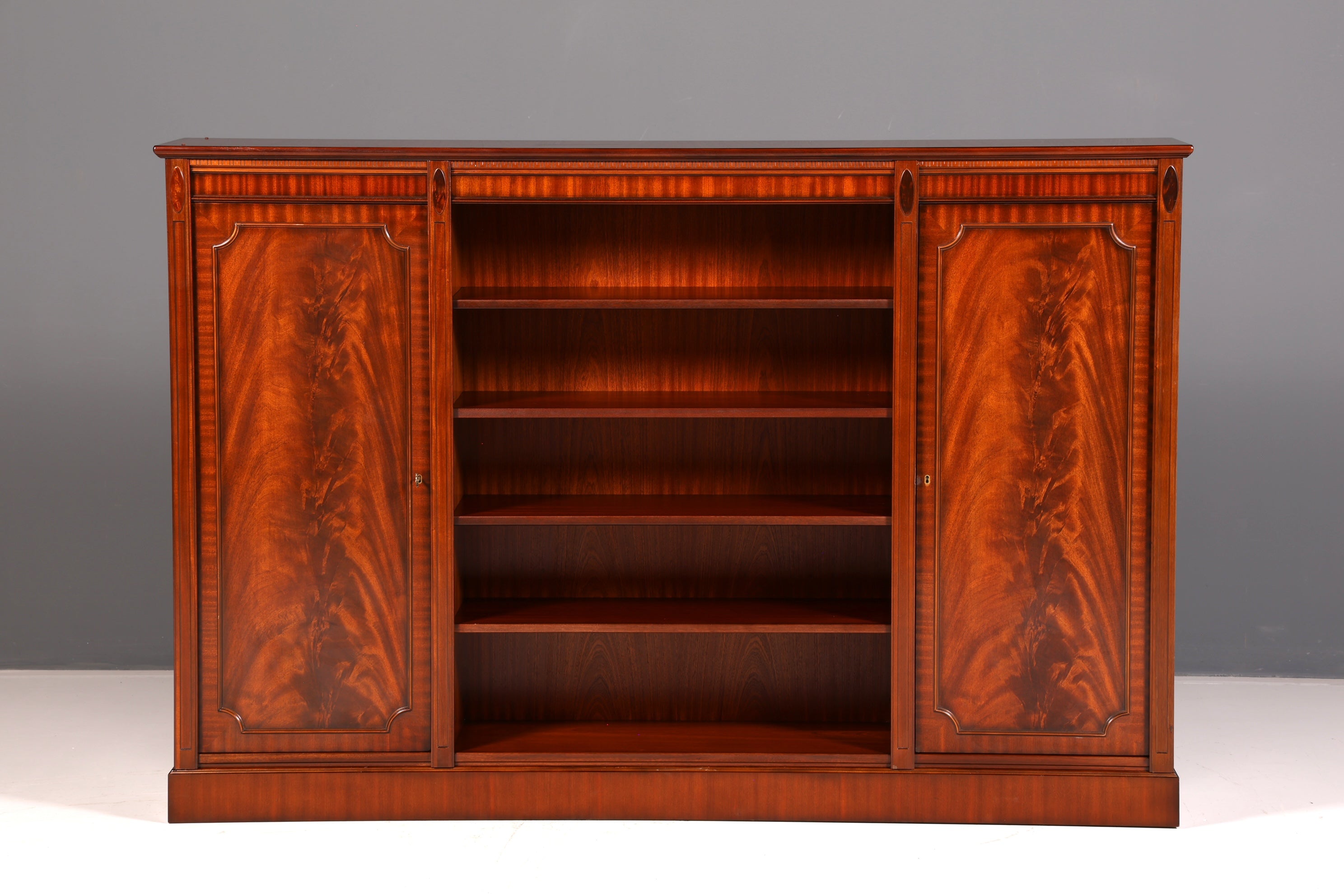 Prachtige boekenkast in Engelse stijl van mahoniehout, boekenplank en boekenrek, antiek vintage ontwerp