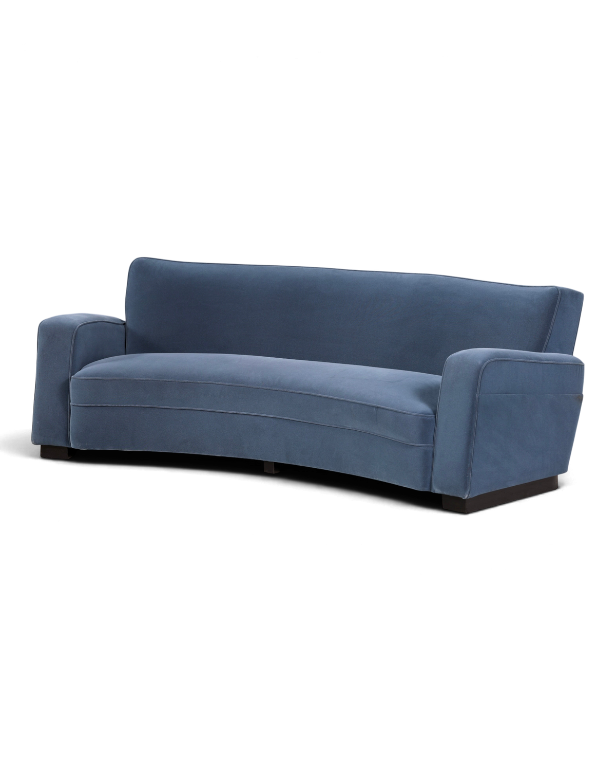 Hauptstadt Möblerei H872 Sofa in geschwungenem Design mit blauem Samtbezug und schwarzen Holzfüßen