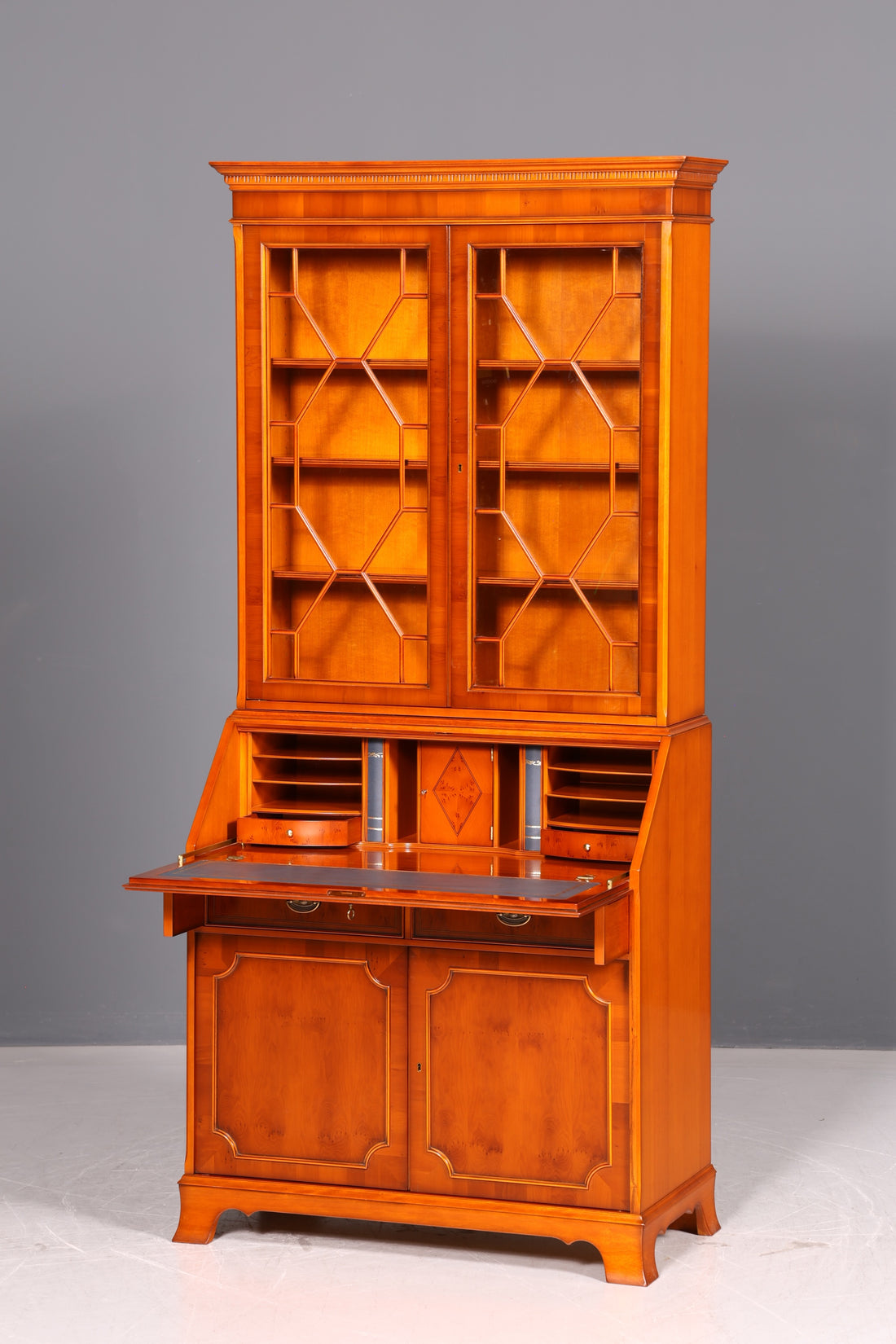 Stijlvolle originele Heldense Engelse opzetsecretaire, taxus, 60s vitrinekast, kantoor schrijfmöbel VK