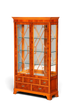 Hauptstadt Möblerei Heldense Vitrine aus englischer Eibe mit Glastüren, Innenbeleuchtung und Schubladen