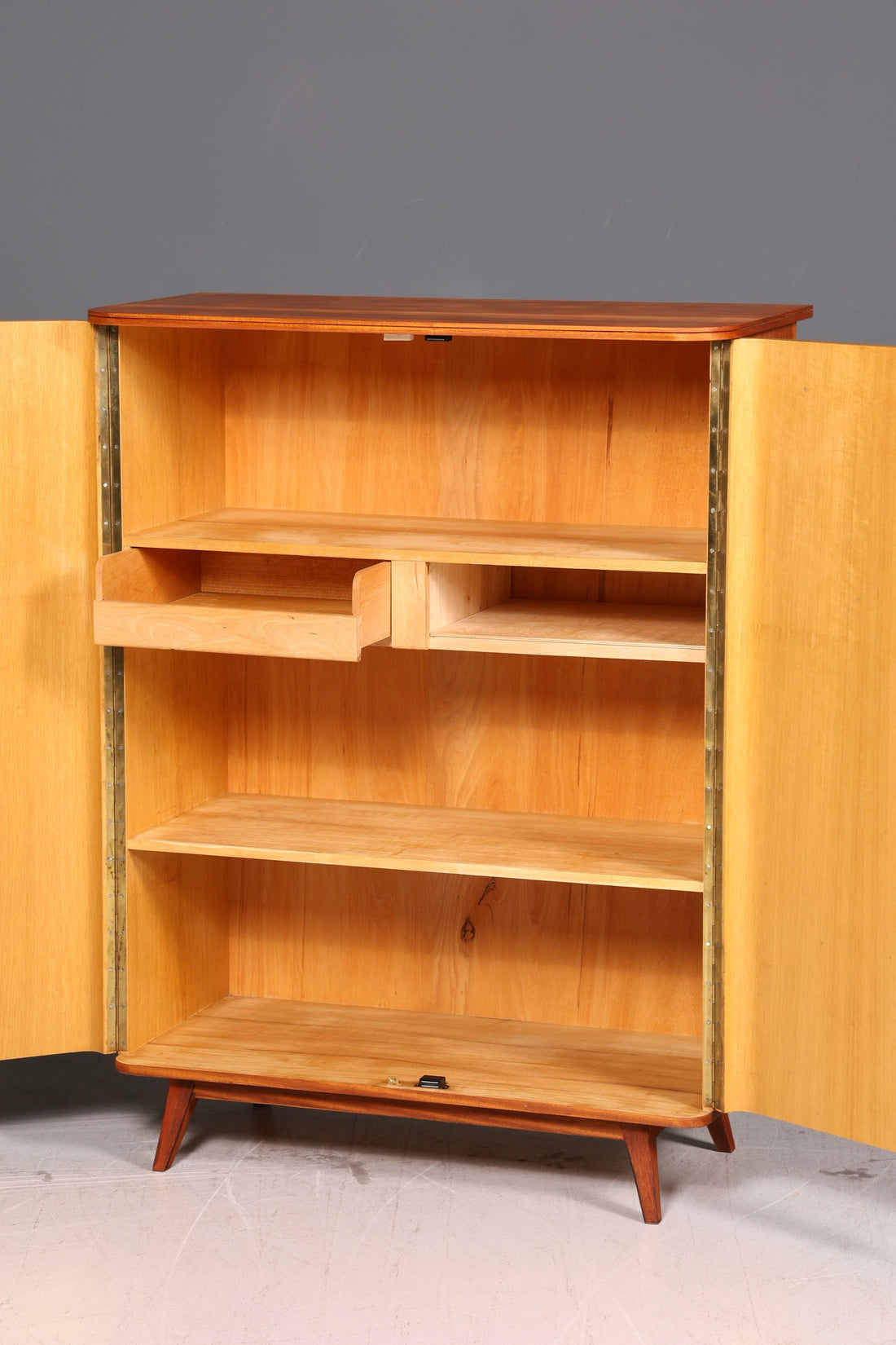 Prachtige midcenturykast uit de jaren 60, linnenkast, archiefkast, ladekast, vintage hout
