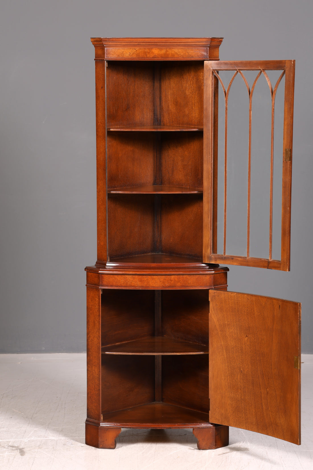 Prachtige Engelse hoekvitrine van mahonie, hoekkast, glazen vitrinekast, antiek, massief hout, vintage