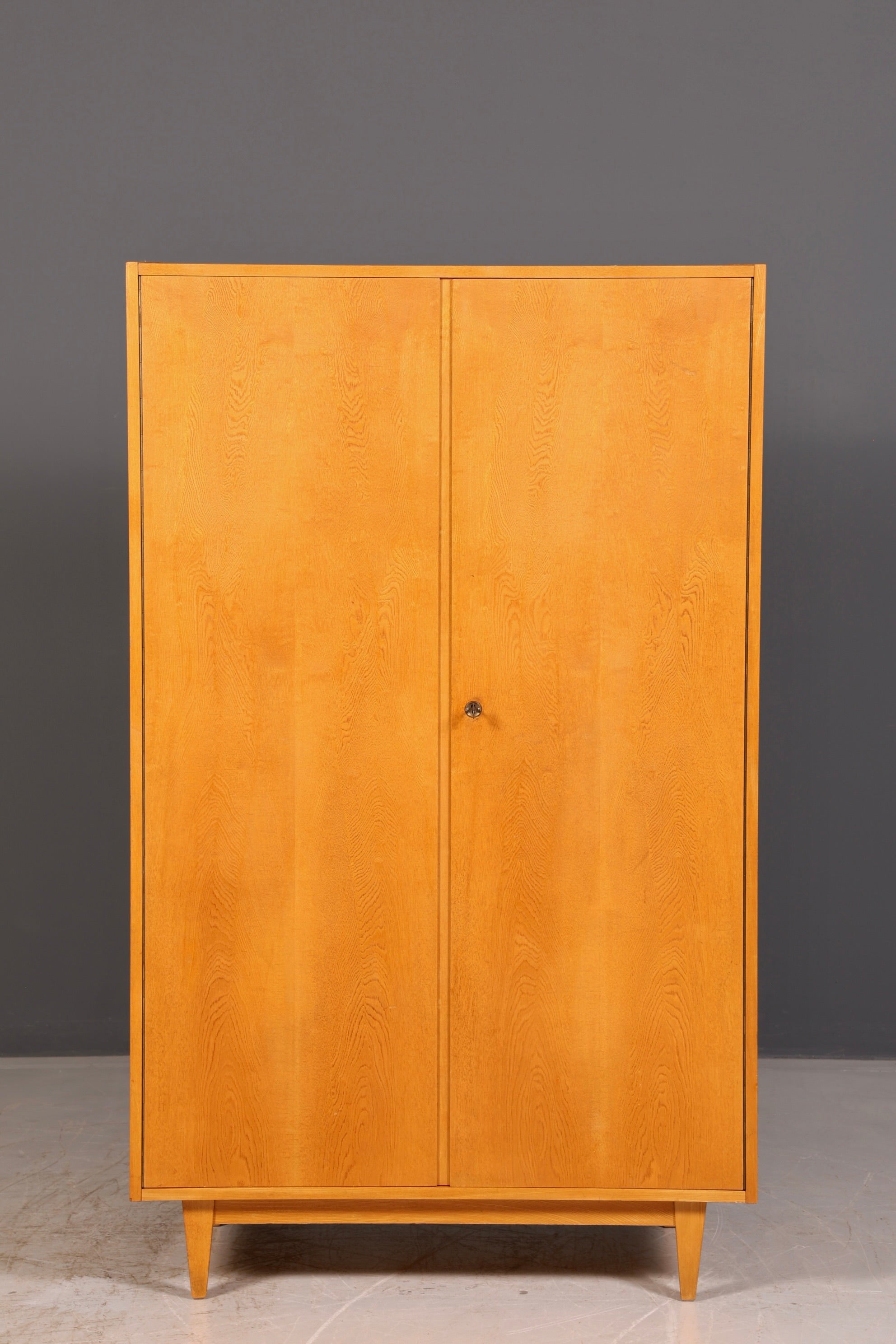 Traumhafter Original Hellerau Kleiderschrank Mid Century Vintage Schrank Retro Wäscheschrank Dielenschrank