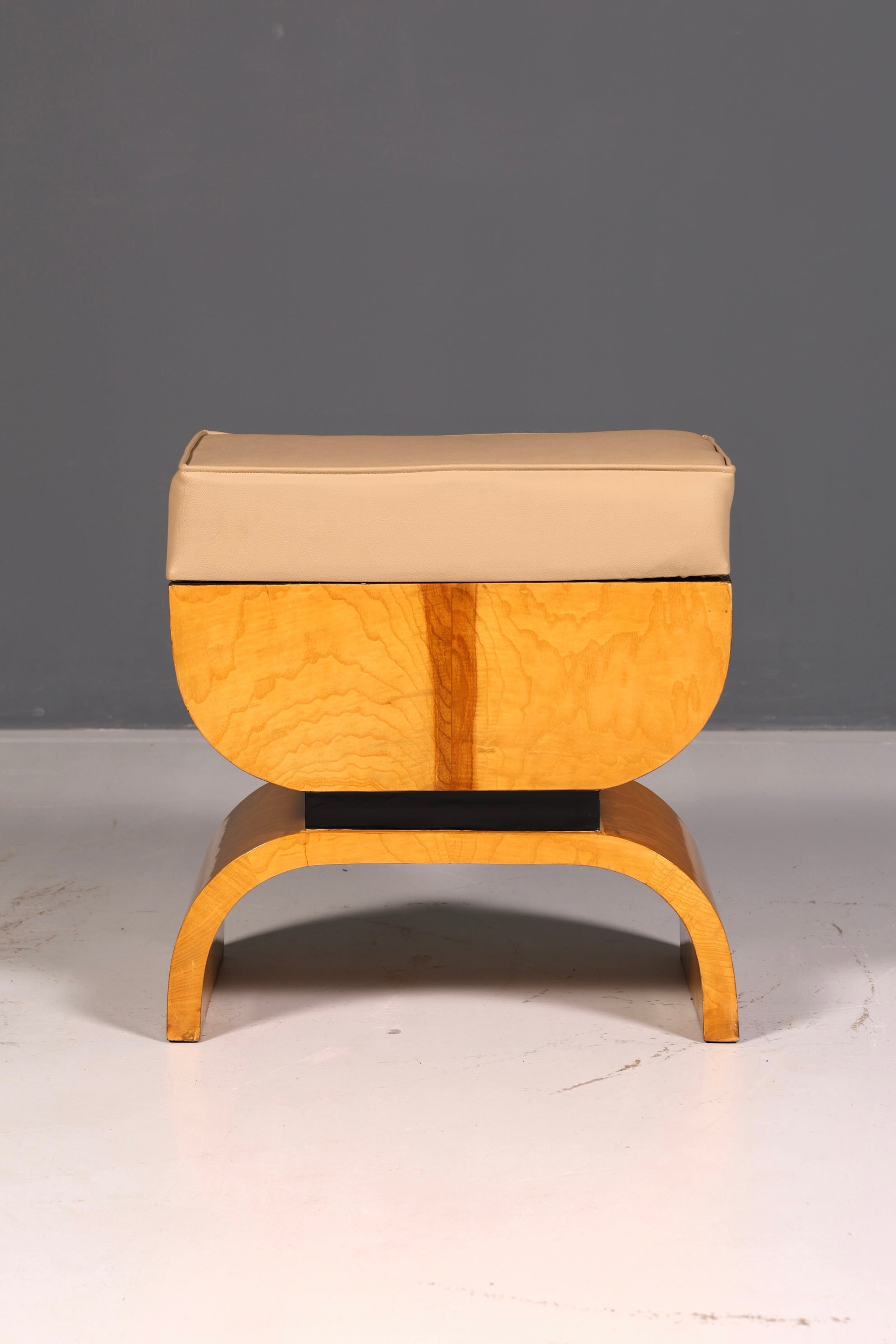 Prachtige kruk in art-decostijl, van berkenhout, zitkruk, voetenbank, antiek, vintage