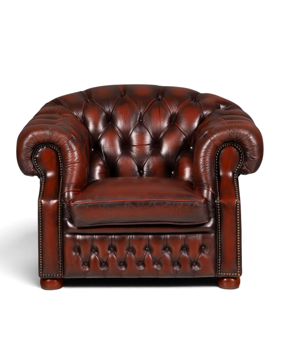Hauptstadt Möblerei Chesterfield Centurion Sessel aus braunem Echtleder mit Knopfheftung und geschwungenen Armlehnen