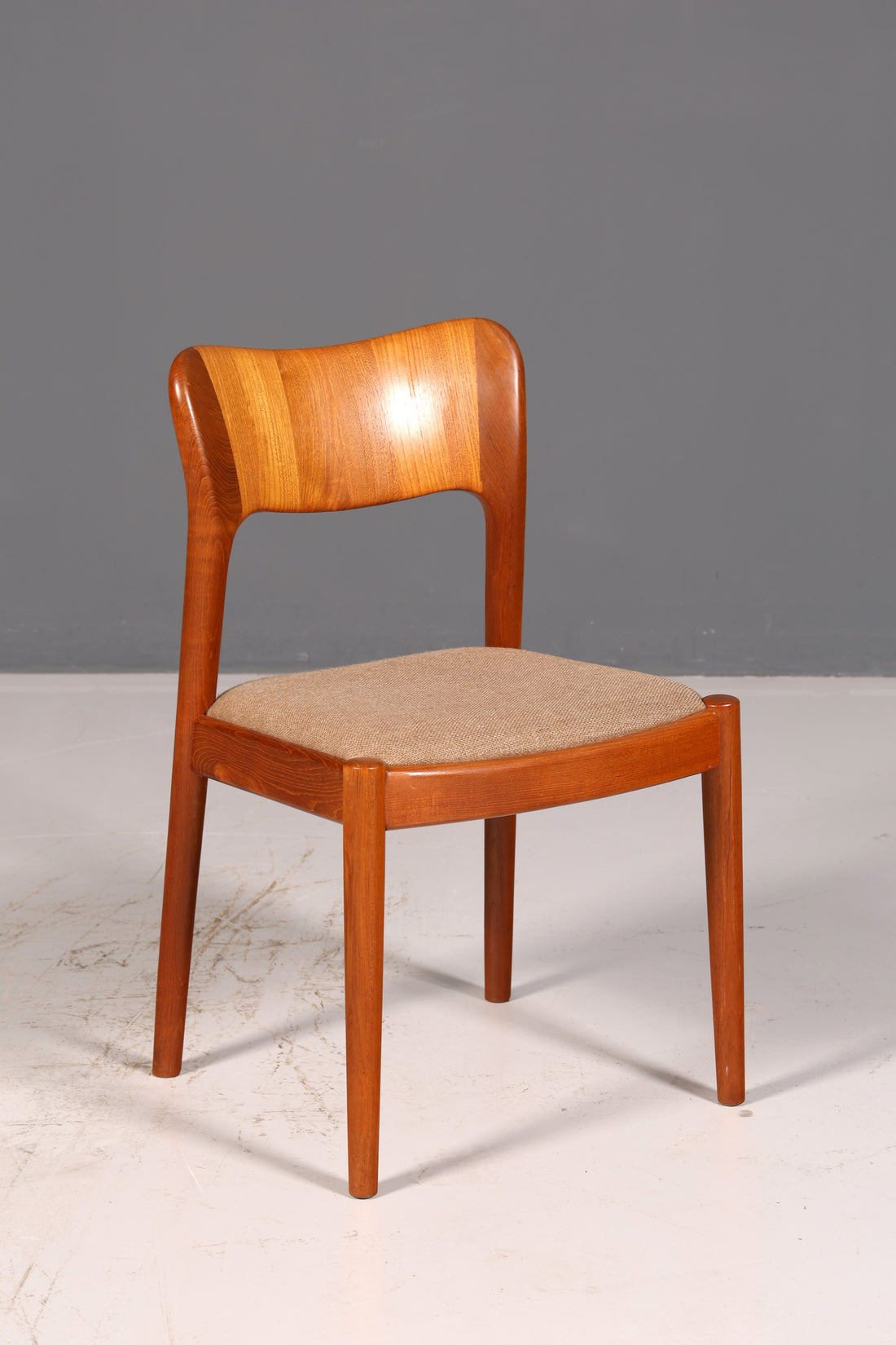 Stijlvolle Mid-Century-stoel van het merk Niels Koefoed Koefoeds Hornslet model 177 teak Danish Design eetkamerstoel keukenstoel vintage