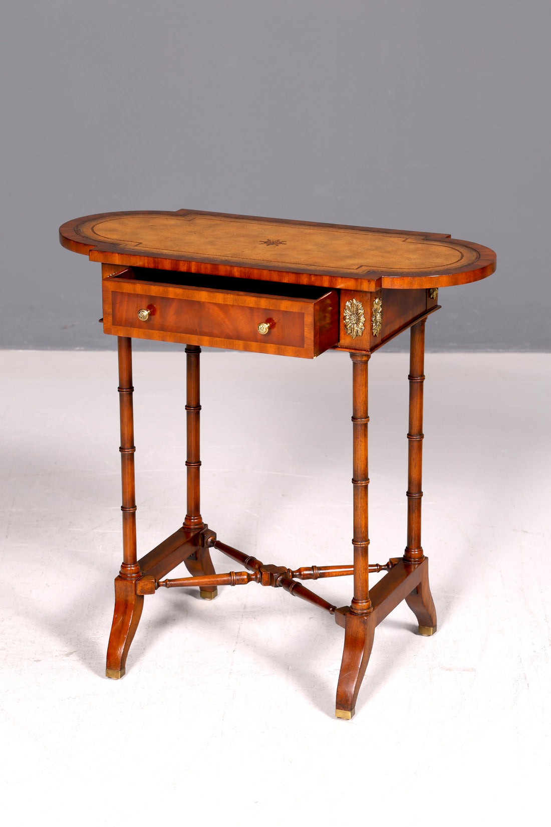 Edele Louis XV bijzettafel Arthur McMillan barok stijl bijzettafel echt leer antiek