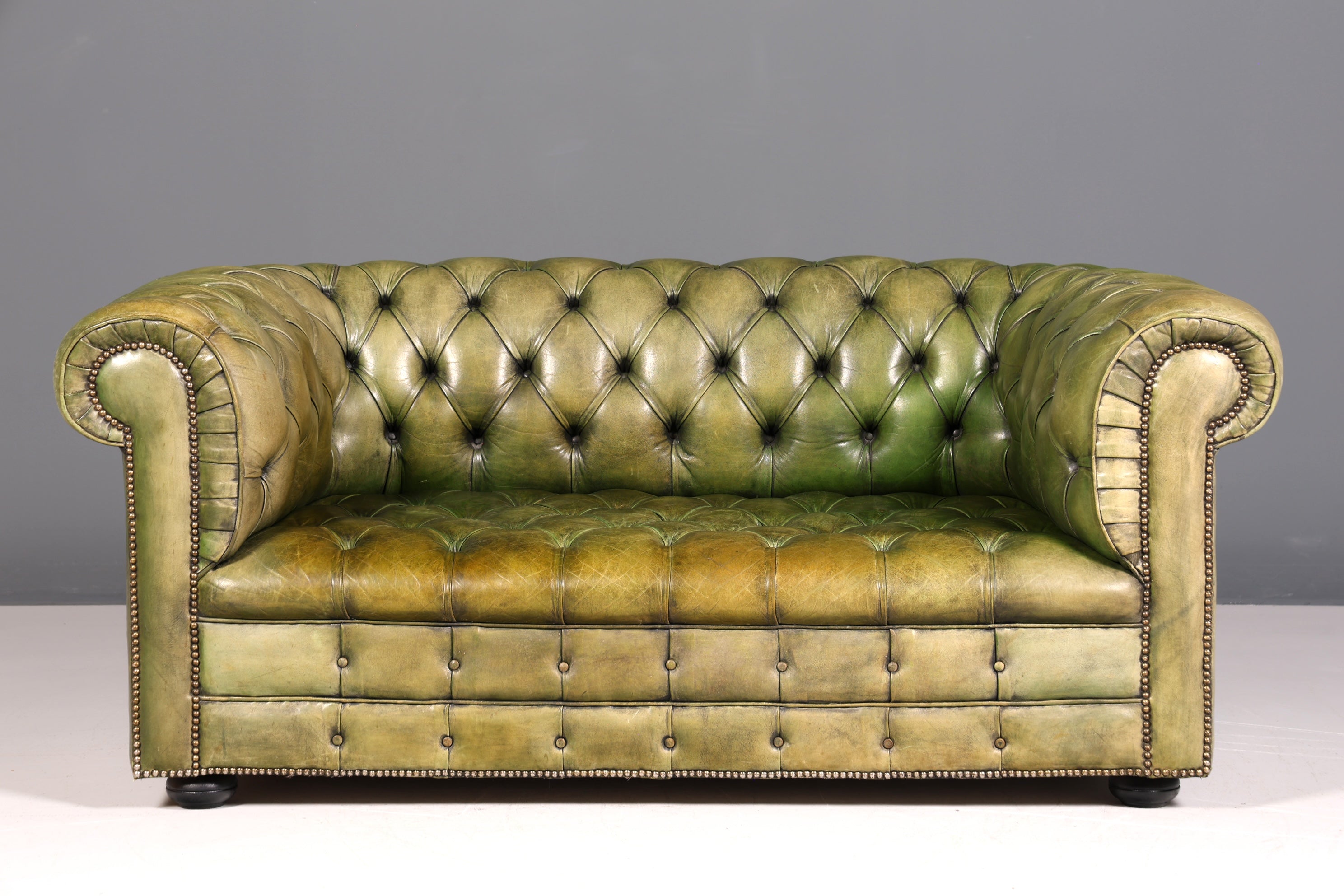 Beautiful original Chesterfield 2-seater sofa, English green, genuine leather, 2-seater couch
