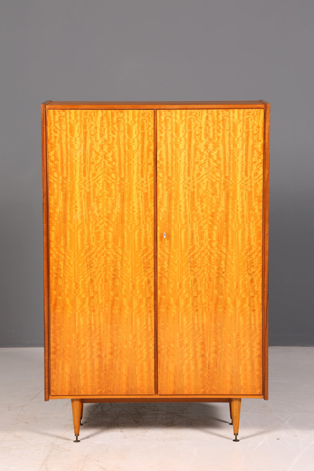 Droomachtige Mid-Century kledingkast, vintage kast, retro linnenkast uit de jaren 60 van echt hout