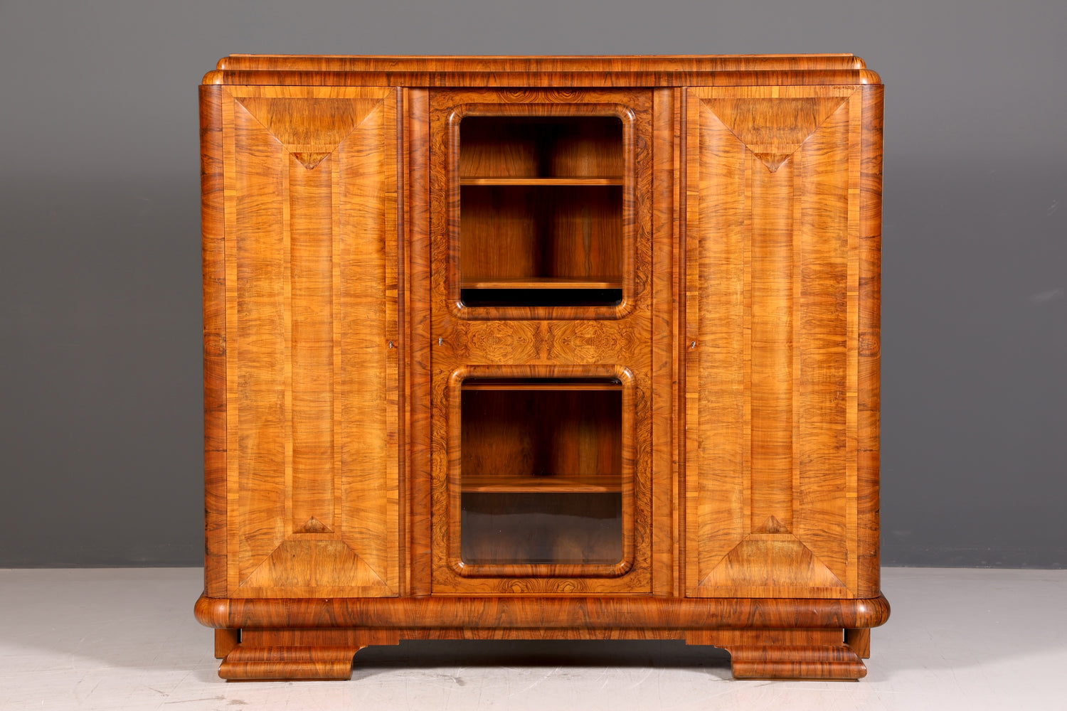 Beeindruckende Original Art Deco Vitrine Nussbaum Bücherschrank Glasvitrine Schrank Antik Massivholz Vintage