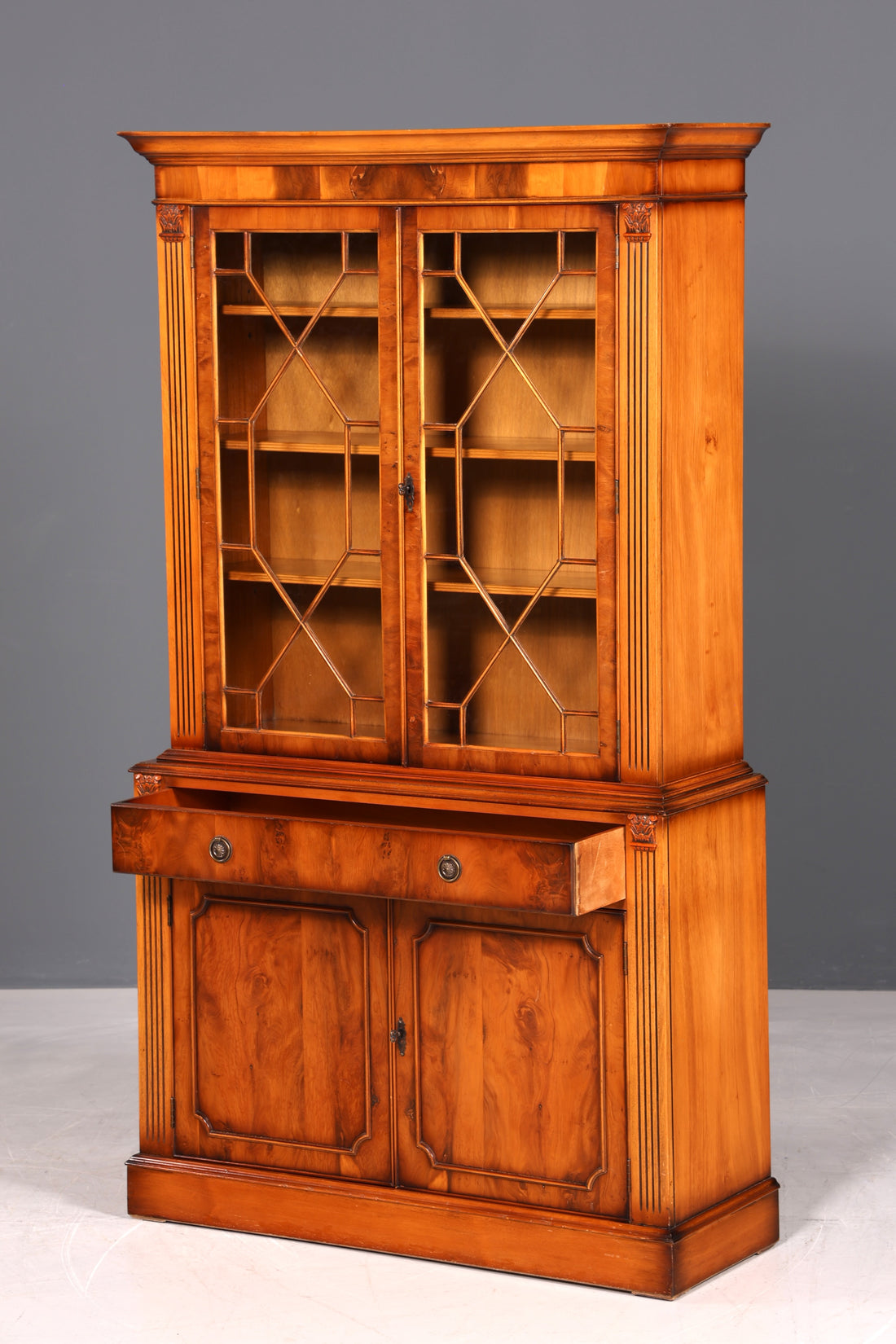 F995 Finish cm, Wunderschöne Englische Vitrine Bücherschrank Buffet Antik Stil Englisch Eibe Glasvitrine Bibliothek