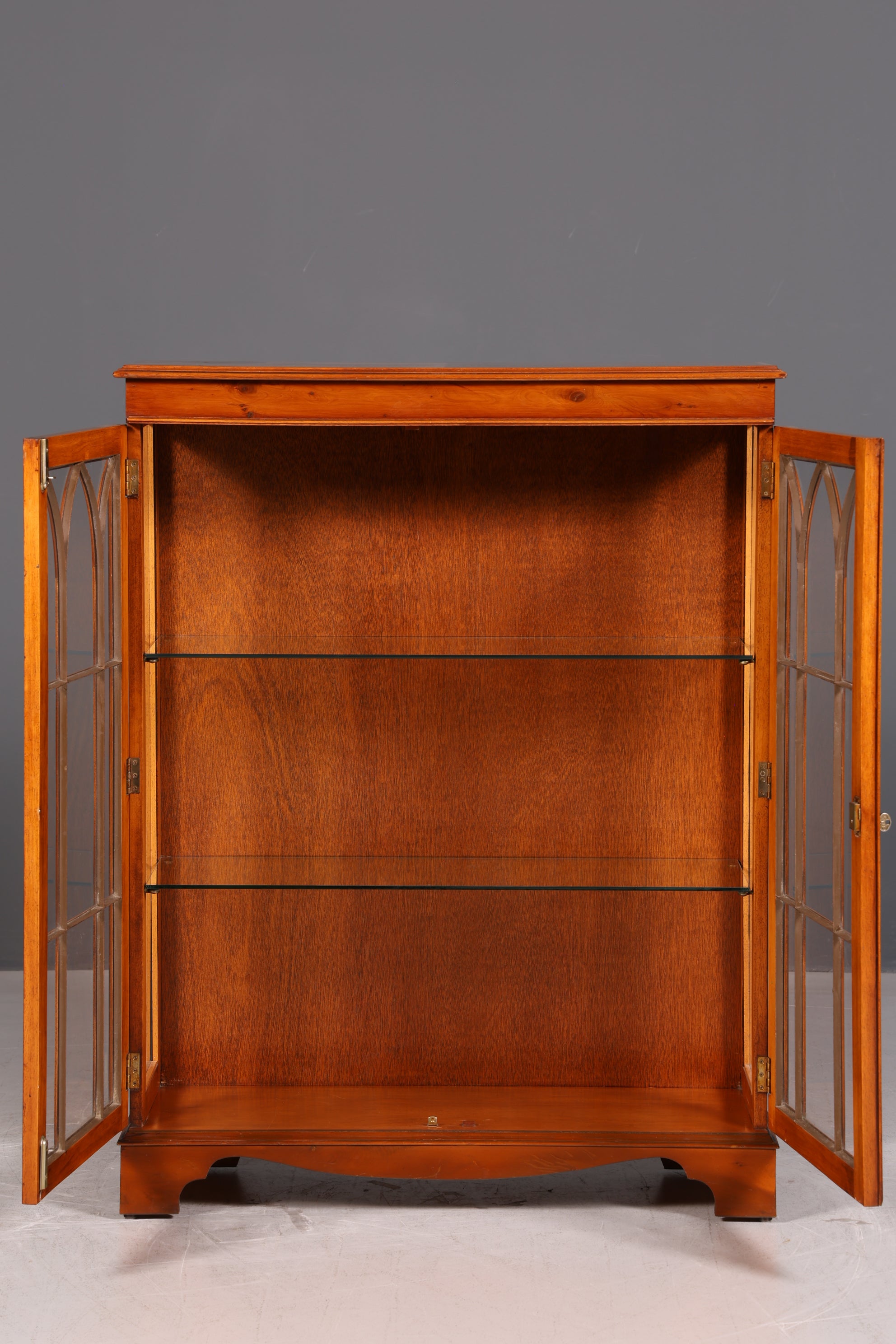 Traumhafte Englische Vitrine Bücherschrank Glasvitrine Antik 60s Eibe Vitrinenschrank Schrank Vintage